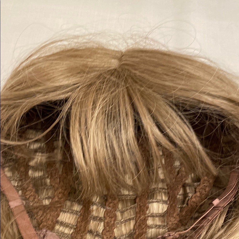 Women Synthetic Wigs Long Wavy Blond with Fluffy Air Bangs Light New Without Tag - Picture 4 of 11